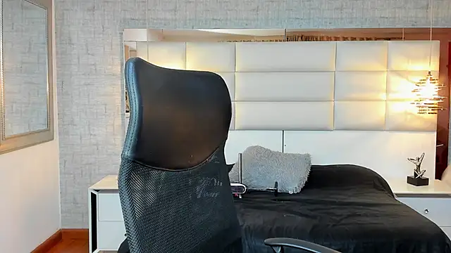 Nohemi louse online show from 21, 10, 2025