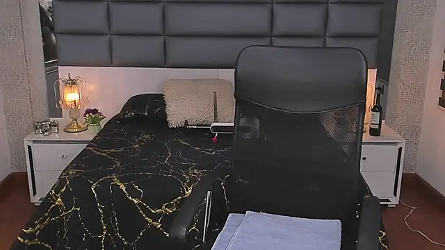 Nohemi louse online show from 14, 1, 2026