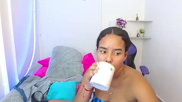 Roxy Stonee online show from 17, 3, 2025