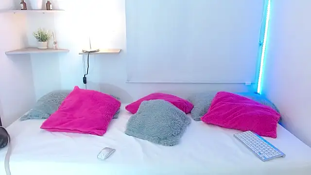 Roxy Stonee online show from 15, 9, 2025