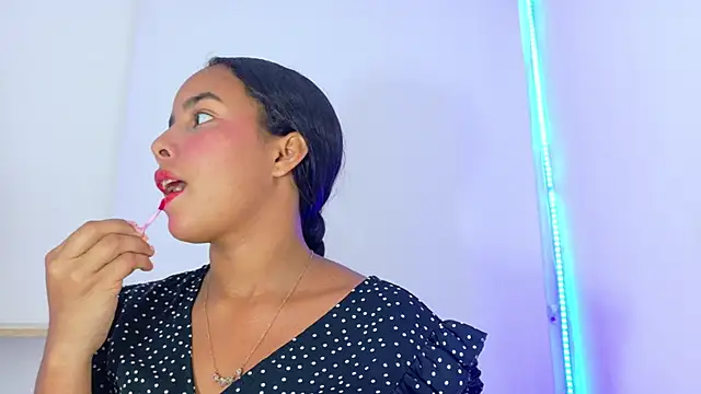 Roxy Stonee online show from 23, 10, 2025