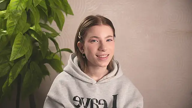 Snapshot of FeliceDendy chatting on 2, 2, 2025 FeliceDendy online show from 2, 2, 2025