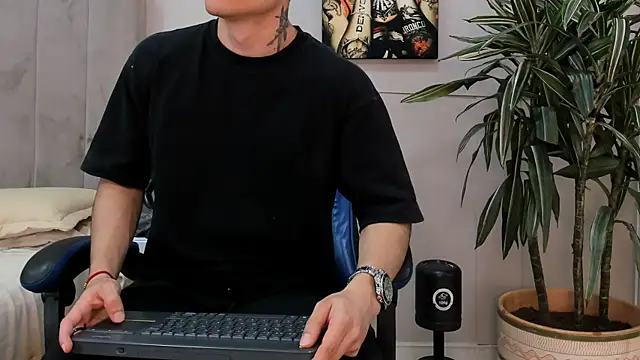 Snapshot of roan_birkin chatting on 7, 5, 2026 roan birkin online show from 7, 5, 2026