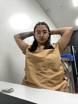 Emma Giraldo online show from 5, 10, 2025