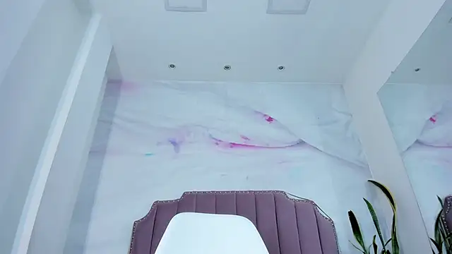 Lia Guzman online show from 12, 9, 2025