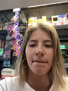 Snapshot of Andrea18_blonde chatting on 27, 10, 2025 Andrea18 blonde online show from 27, 10, 2025