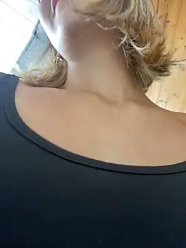 Snapshot of Andrea18_blonde chatting on 20, 11, 2025 Andrea18 blonde online show from 20, 11, 2025