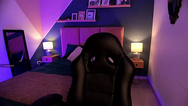 Gigi Strawberry online show from 19, 12, 2025