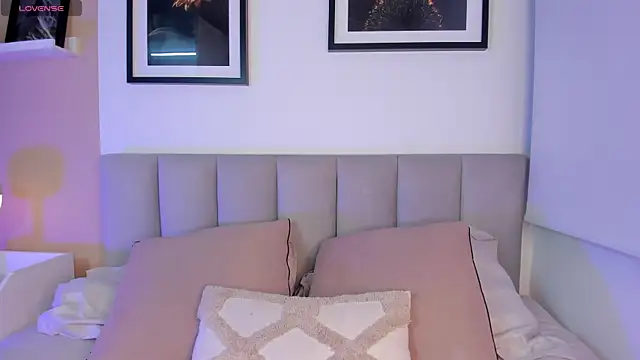 Gigi Strawberry online show from 12, 9, 2025