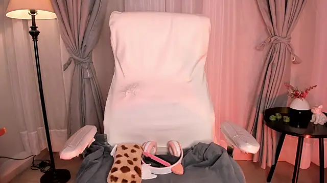 Gigi Strawberry online show from 6, 11, 2025