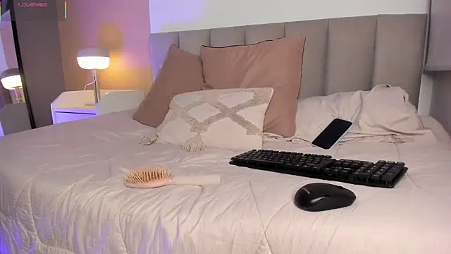 Gigi Strawberry online show from 27, 11, 2025