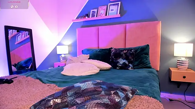 Gigi Strawberry online show from 20, 12, 2025