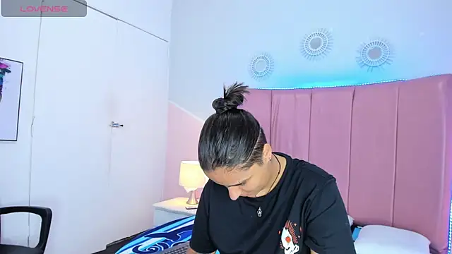 Liiam smith  online show from 28, 11, 2025