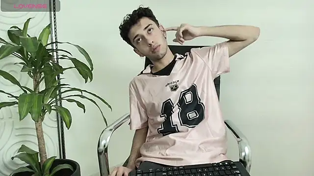 Snapshot of erickblaze_wm chatting on 5, 2, 2025 erickblaze wm online show from 5, 2, 2025