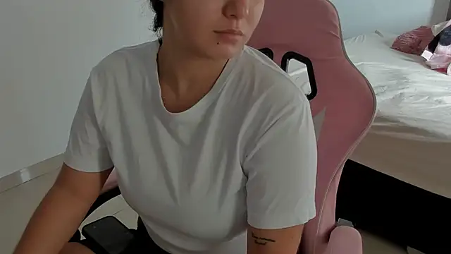 Anniferreira2 online show from 23, 10, 2025