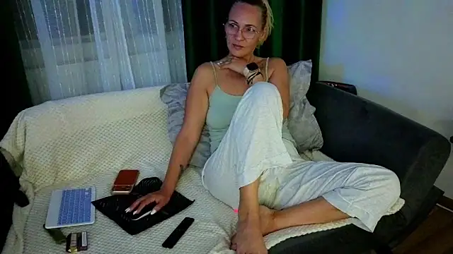 SweetAnia  online show from 9, 5, 2026