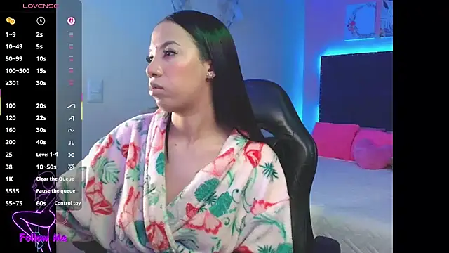 Snapshot of SallyWhitee chatting on 4, 10, 2025 SallyWhitee online show from 4, 10, 2025