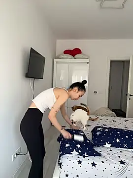 Celine Roxelle online show from 4, 5, 2026