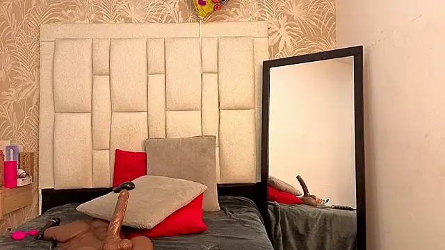 Snapshot of dafnnelewis chatting on 28, 11, 2025 dafnnelewis online show from 28, 11, 2025