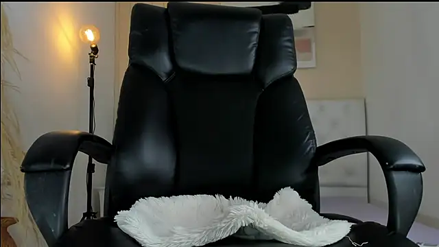 ISAAC CRYSTON online show from 29, 11, 2025