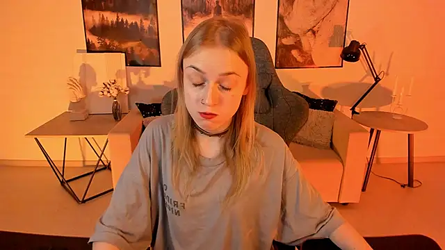 KiraMontoya online show from 5, 3, 2025