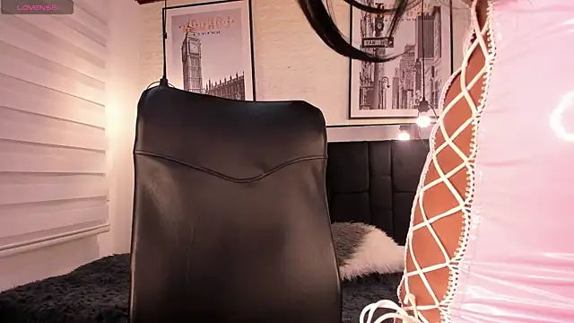 tylla  online show from 24, 10, 2025