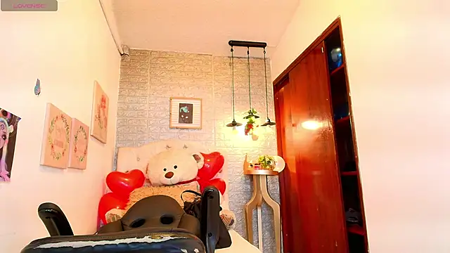 tylla  online show from 19, 3, 2025