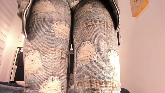 tylla  online show from 21, 11, 2025