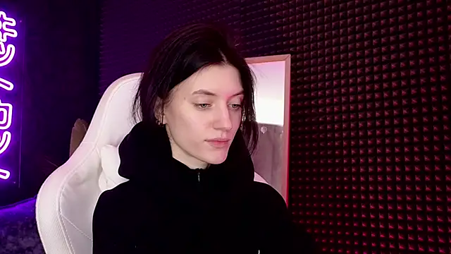 roxy riot  online show from 8, 3, 2025