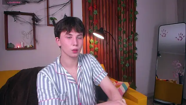 AdrianoAubert online show from 31, 10, 2025