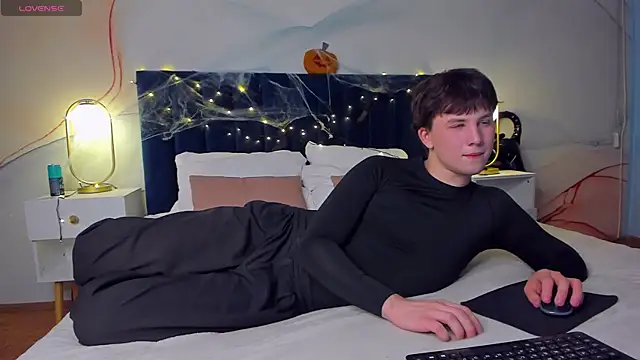 AdrianoAubert online show from 30, 10, 2025