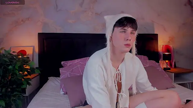 AdrianoAubert online show from 17, 11, 2025