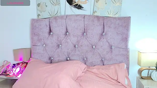 Skye Moore online show from 6, 2, 2026