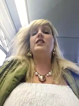 Snapshot of Sexybiene969 chatting on 10, 10, 2025 Sexybiene969 online show from 10, 10, 2025