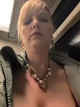 Snapshot of Sexybiene969 chatting on 5, 12, 2025 Sexybiene969 online show from 5, 12, 2025