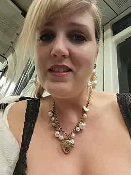 Snapshot of Sexybiene969 chatting on 14, 11, 2025 Sexybiene969 online show from 14, 11, 2025