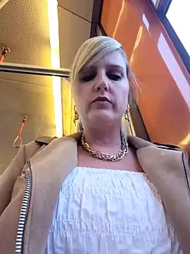 Snapshot of Sexybiene969 chatting on 10, 9, 2025 Sexybiene969 online show from 10, 9, 2025