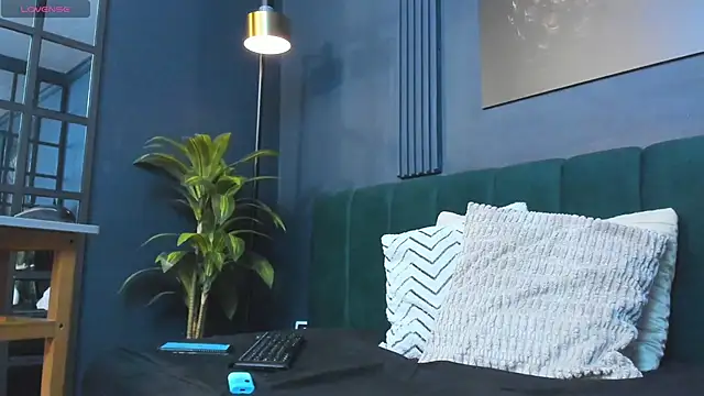 scarlet edwars online show from 6, 11, 2025