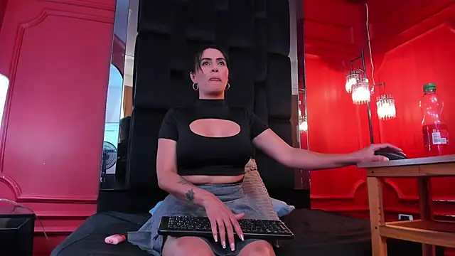 scarlet edwars online show from 9, 10, 2025