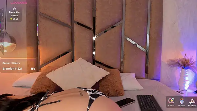 Giselle Lauren online show from 19, 9, 2025