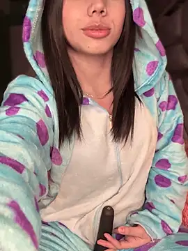 Snapshot of Laura-Khalifa chatting on 9, 11, 2025 Laura-Khalifa online show from 9, 11, 2025