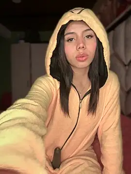 Snapshot of Laura-Khalifa chatting on 17, 11, 2025 Laura-Khalifa online show from 17, 11, 2025