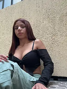 Snapshot of Laura-Khalifa chatting on 24, 2, 2025 Laura-Khalifa online show from 24, 2, 2025