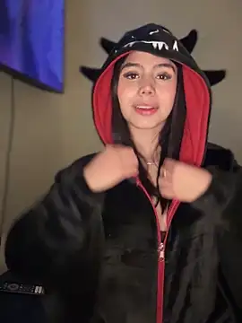 Snapshot of Laura-Khalifa chatting on 29, 11, 2025 Laura-Khalifa online show from 29, 11, 2025