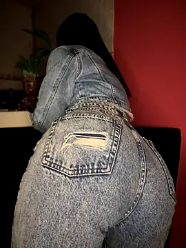 Snapshot of Laura-Khalifa chatting on 12, 9, 2025 Laura-Khalifa online show from 12, 9, 2025