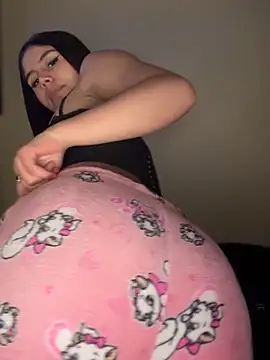 Snapshot of Laura-Khalifa chatting on 7, 11, 2025 Laura-Khalifa online show from 7, 11, 2025