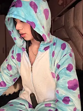 Snapshot of Laura-Khalifa chatting on 28, 11, 2025 Laura-Khalifa online show from 28, 11, 2025