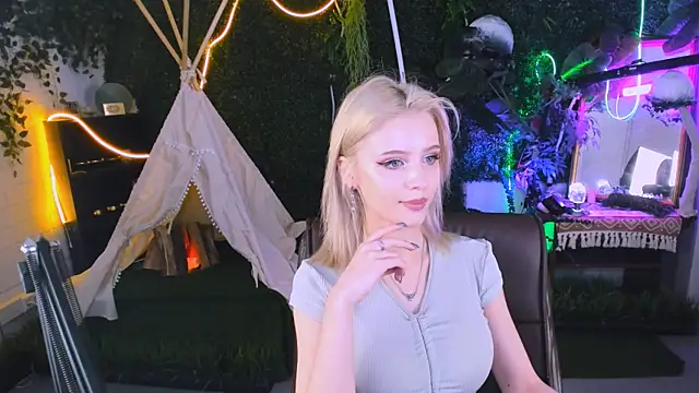 LeonaStane online show from 26, 9, 2025