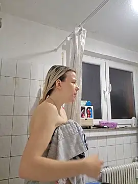 ademandjulia online show from 7, 5, 2026