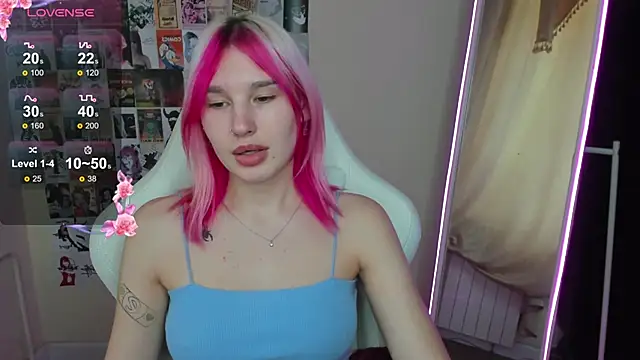 Snapshot of EvelinaLuu chatting on 23, 11, 2025 EvelinaLuu online show from 23, 11, 2025